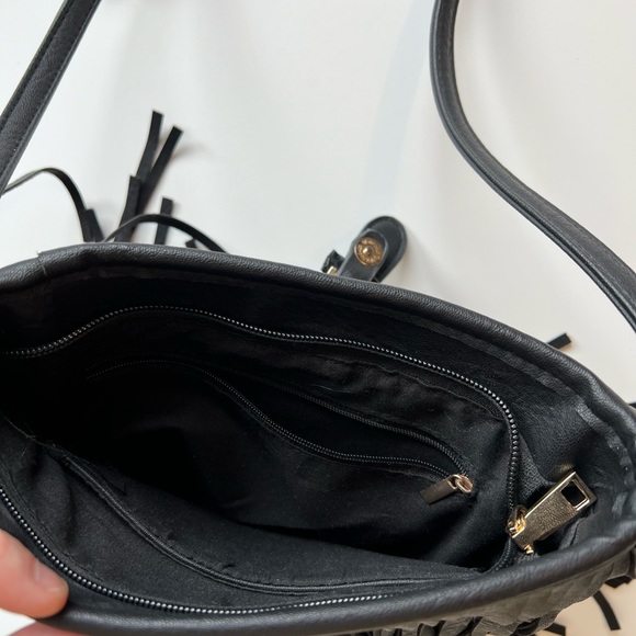 [SOLD] Fringe bucket bag - Picture 3 of 4